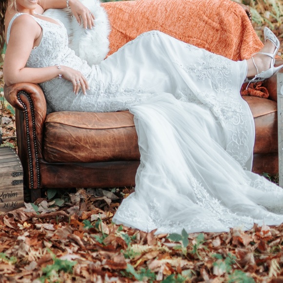 Absolutely gorgeous Lazaro wedding dress! - Picture 5 of 8